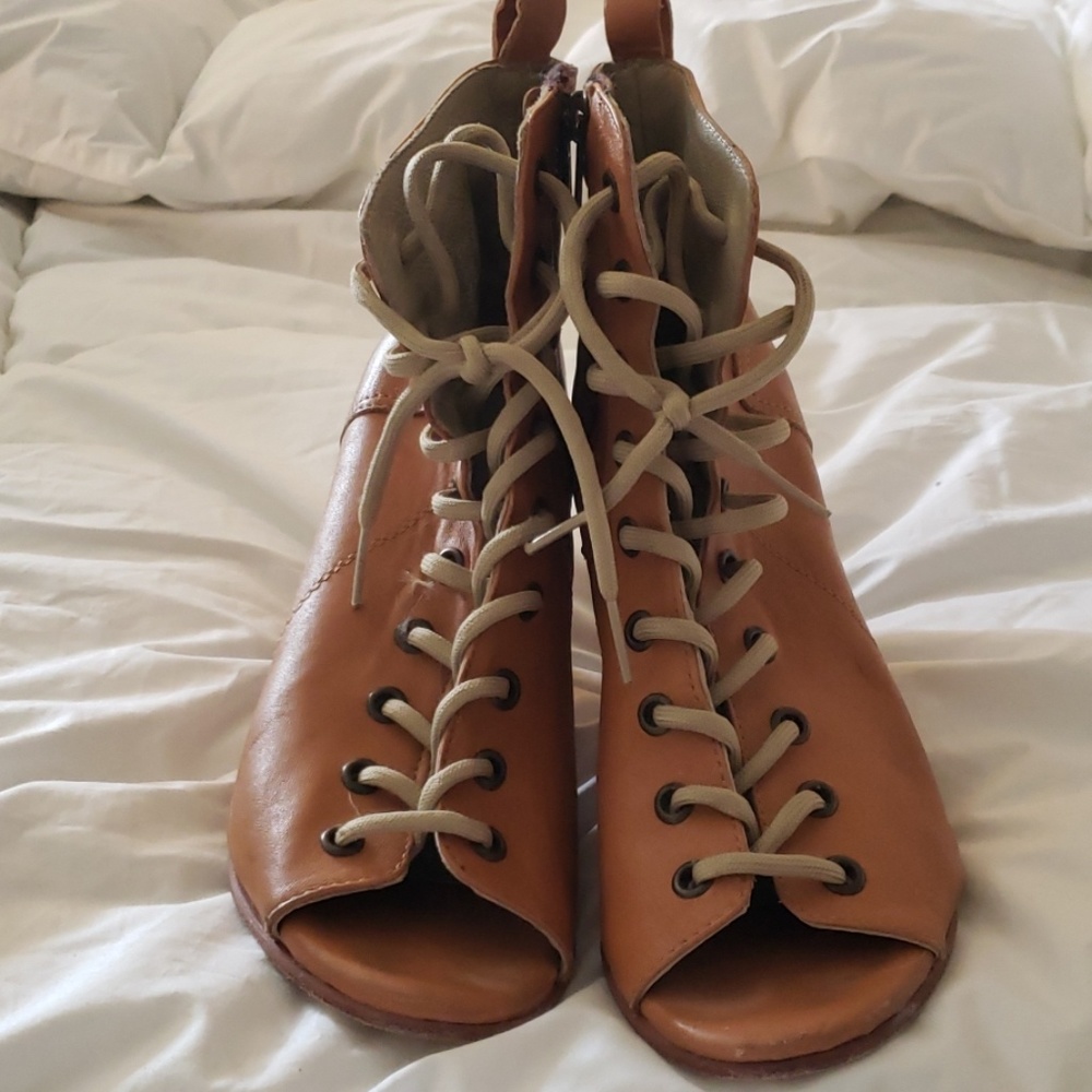 Lace up <Steve Madden> 3" stacked wooden heel